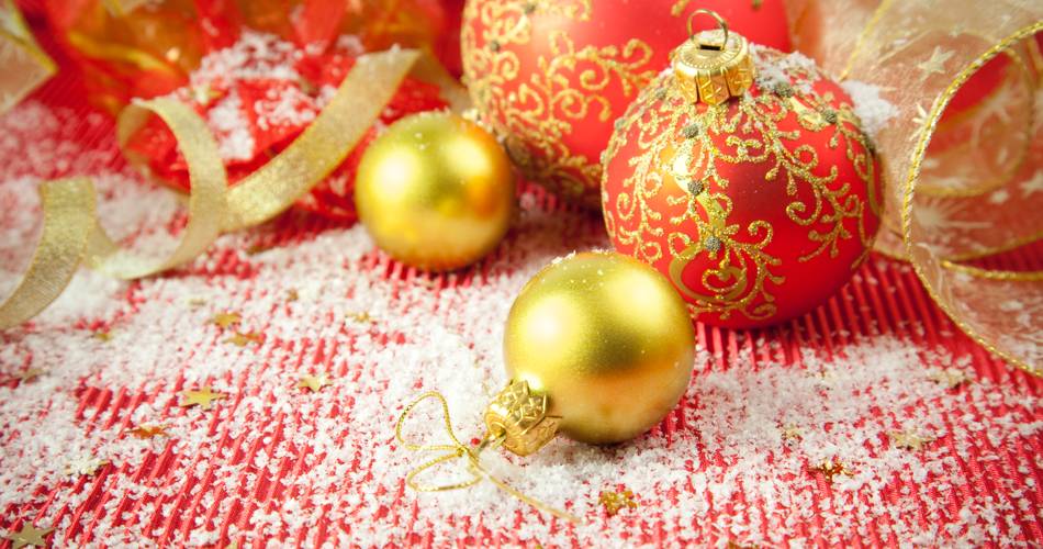 christmas decor trends - frosty ornaments