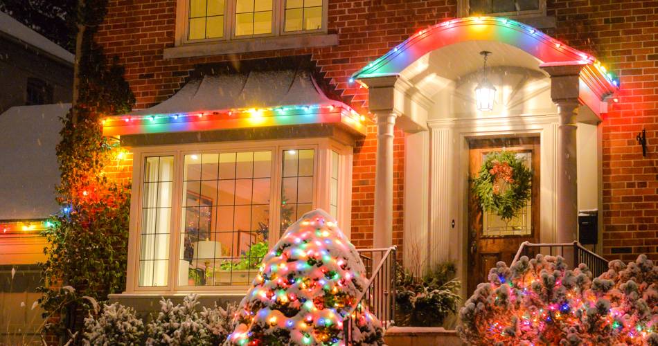 christmas decor trends - outdoor lighting setup